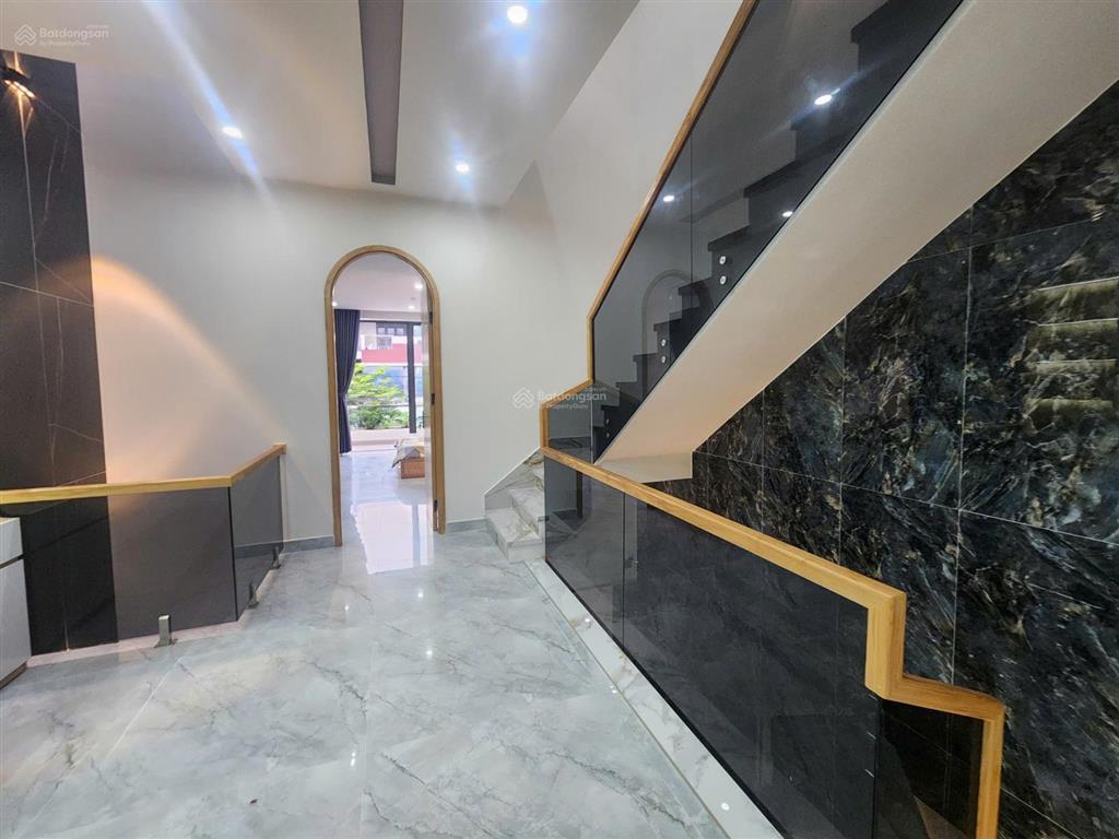 Nhà đẹp full nội thất  gần biển liên chiểu  chỉ xách vali vào ở