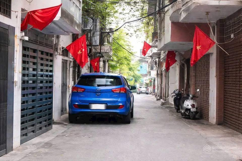 Hoàng quốc việt 50m vị trí đắc địa nhà cũ 3 tầng, xác định bán đất  ngõ thông tứ tung  ô tô