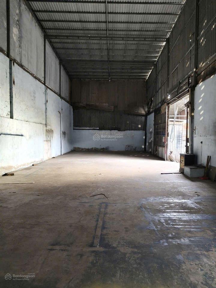 Cho thuê kho xưởng 400m2 giá 18 triệu đồng 1 tháng, đường xe tải 10 tấn, vĩnh lộc a bình chánh.
