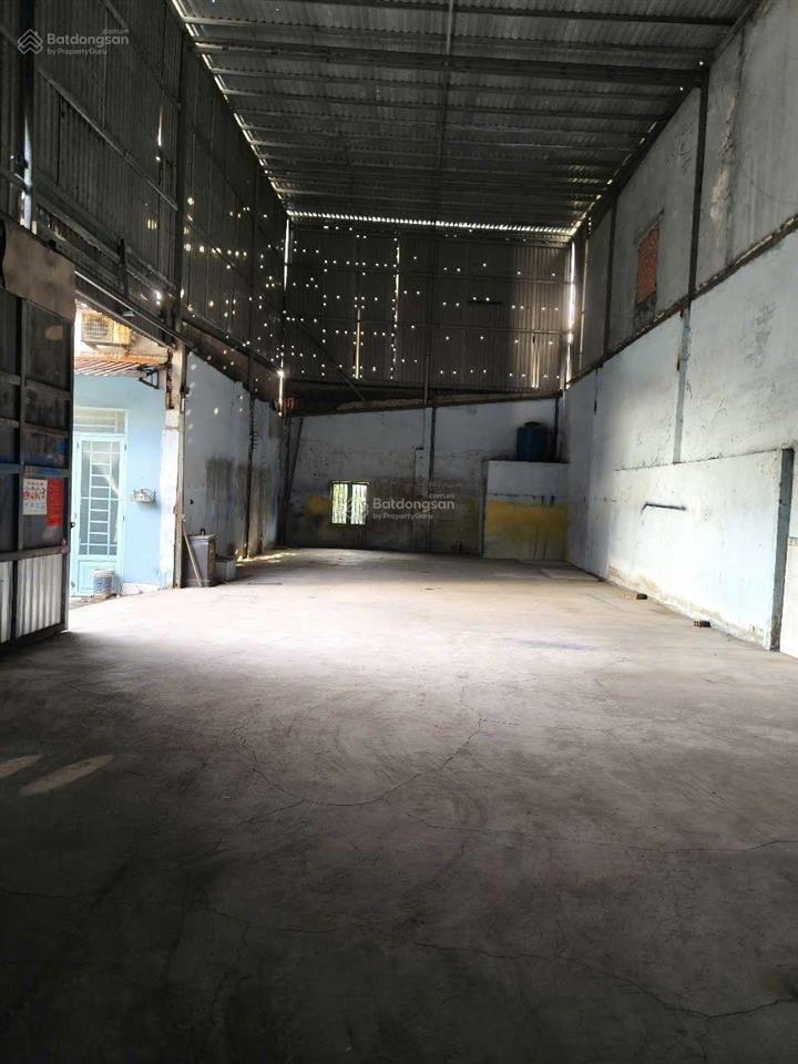 Cho thuê kho xưởng 400m2 giá 18 triệu đồng 1 tháng, đường xe tải 10 tấn, vĩnh lộc a bình chánh.