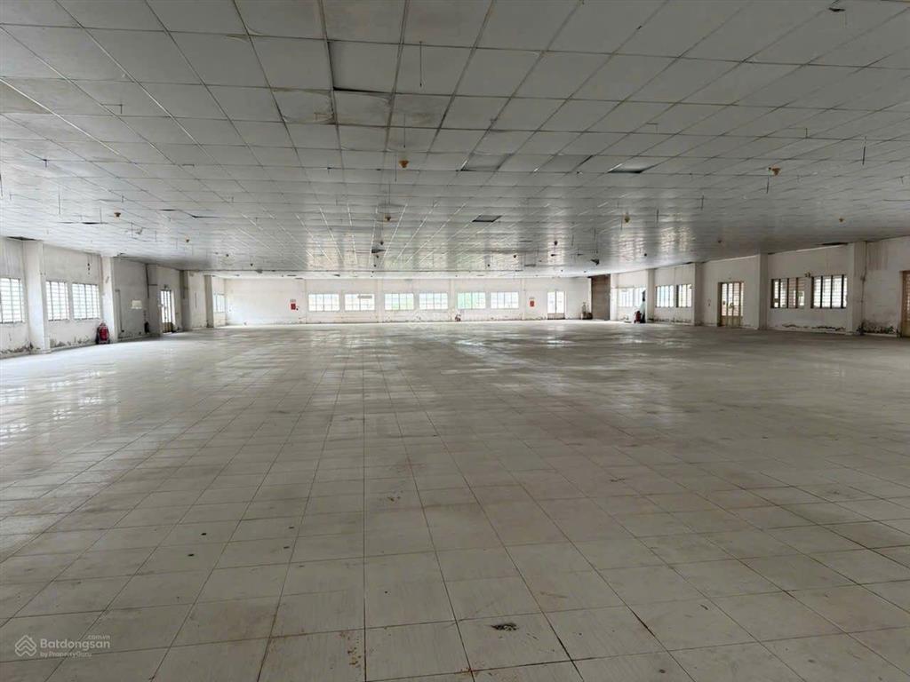 Cho thuê kho xưởng 2500m2 giá 165 triệu đồng 1 tháng, tại quận 12 đường xe container.