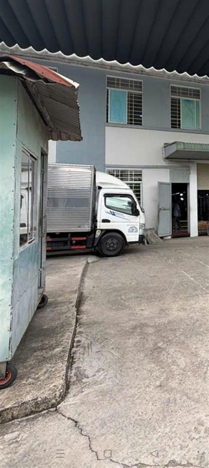 Cho thuê kho xưởng 2500m2 giá 165 triệu đồng 1 tháng, tại quận 12 đường xe container.