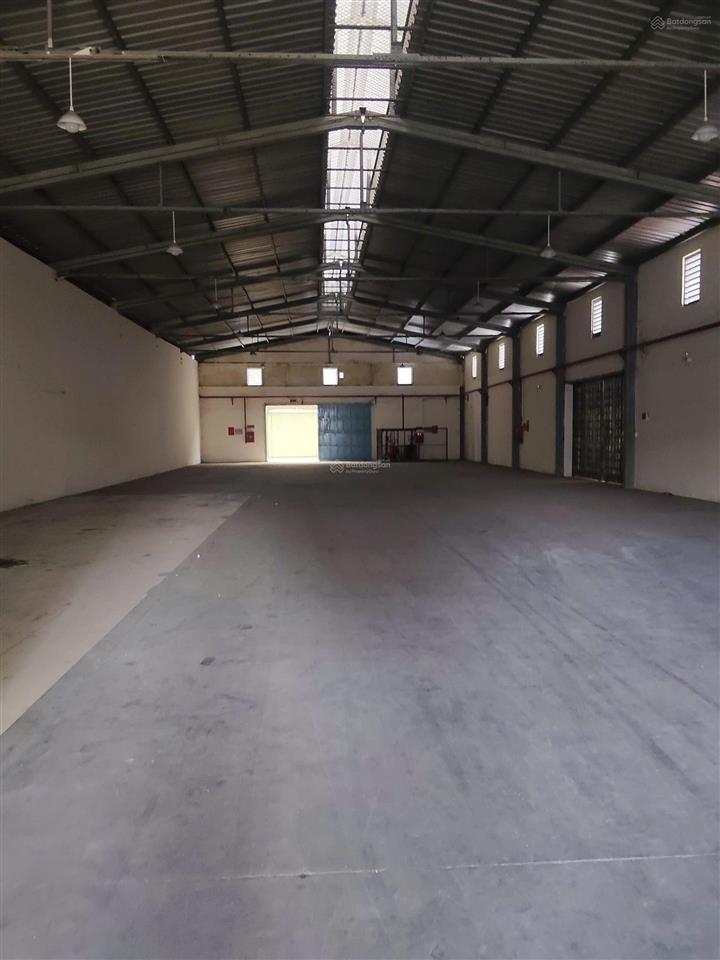 Cho thuê kho xưởng 2500m2 giá 165 triệu đồng 1 tháng, tại quận 12 đường xe container.