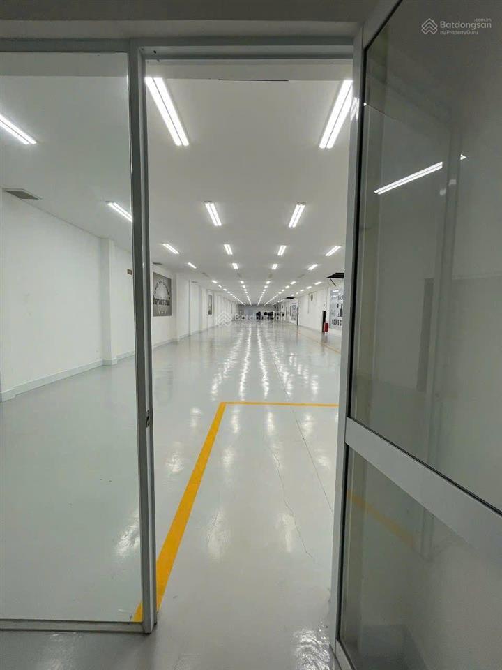 Cho thuê kho xưởng 2500m2 giá 165 triệu đồng 1 tháng, tại quận 12 đường xe container.