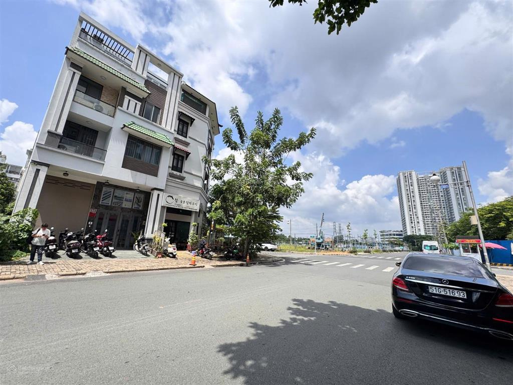 Nhà phố phú mỹ hưng mặt tiền đường phạm thái bường, giá tốt thích hợp mua làm tài sản lâu dài
