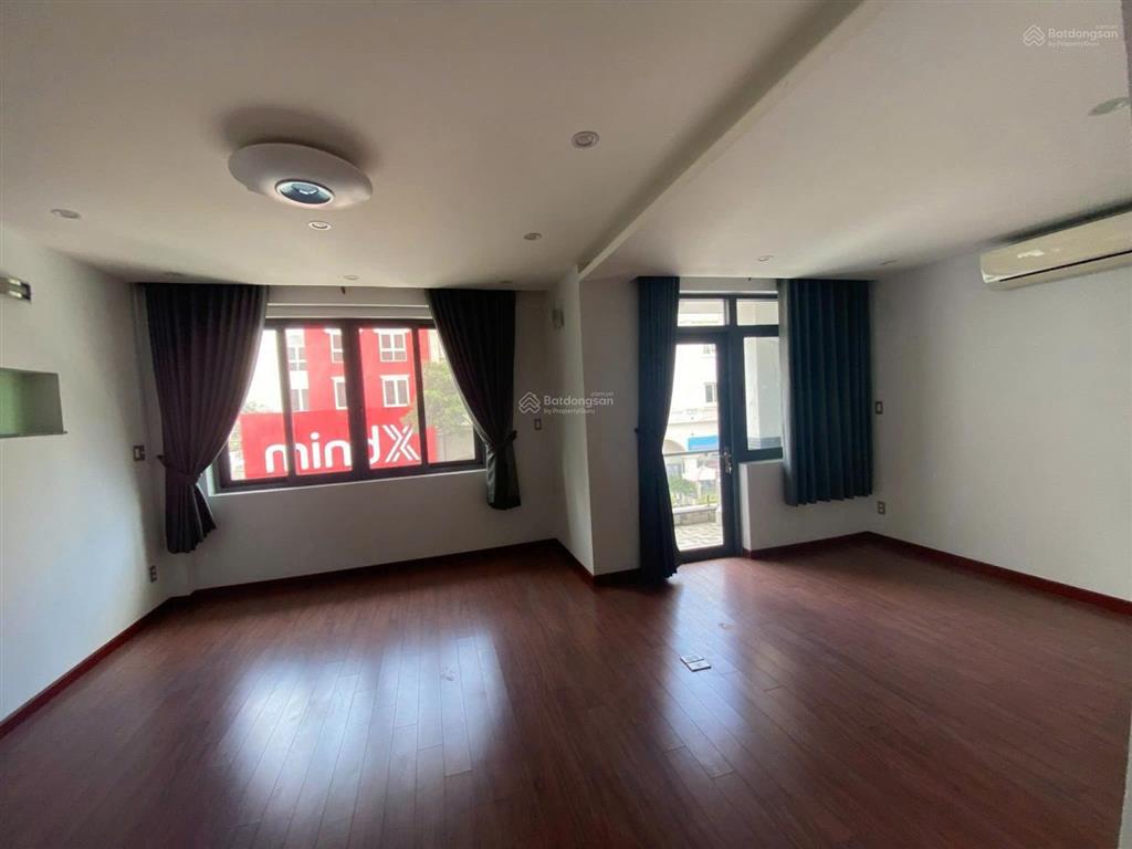 Nhà phố phú mỹ hưng mặt tiền đường phạm thái bường, giá tốt thích hợp mua làm tài sản lâu dài