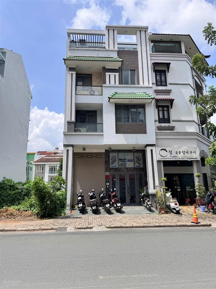 Nhà phố phú mỹ hưng mặt tiền đường phạm thái bường, giá tốt thích hợp mua làm tài sản lâu dài