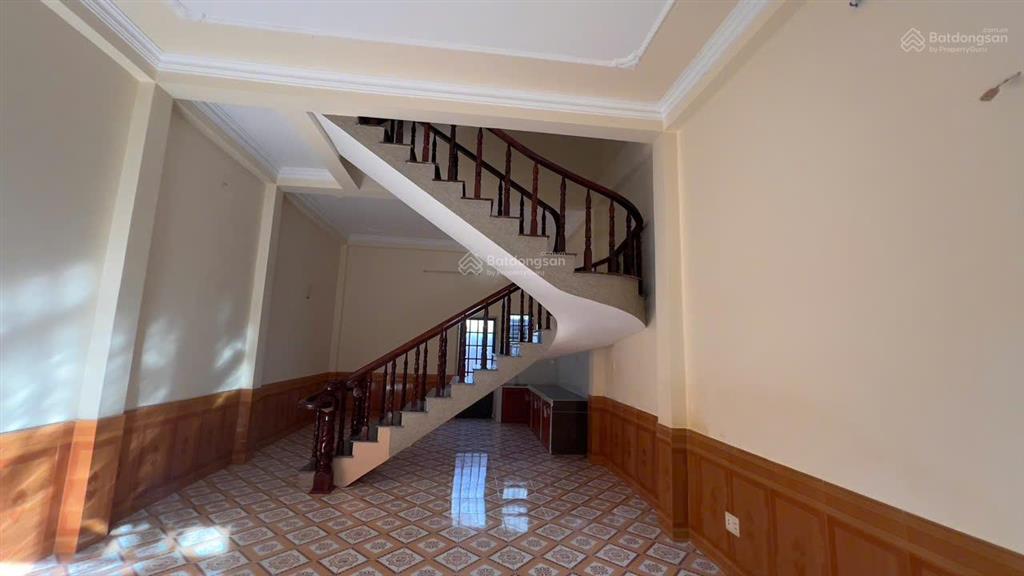 Nhà 1 trệt, 2 lầu hẻm 292 đường 30/4, hướng đông nam, gần chợ, ngân hàng, trường học  0908 924 ***