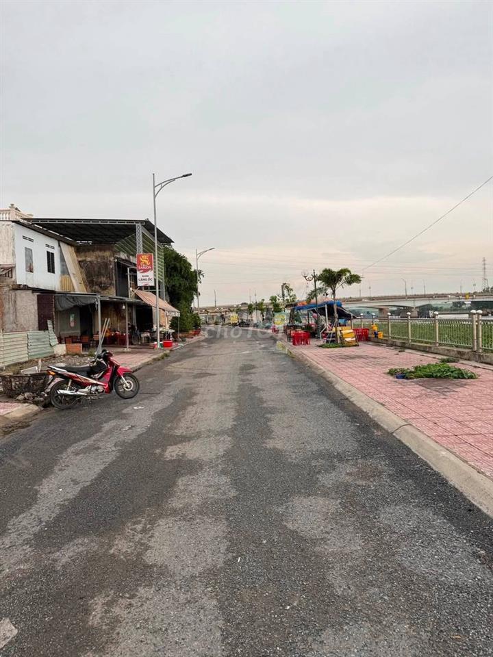 CHO THUÊ 160M² ĐẤT MẶT TIỀN – CHÂN CẦU BẾN LỨC, VIEW SÔNG
