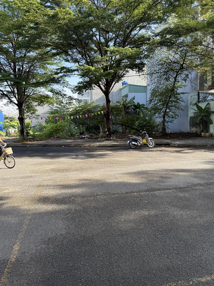 Bán lô đất mặt tiền 20m phú hữu q9