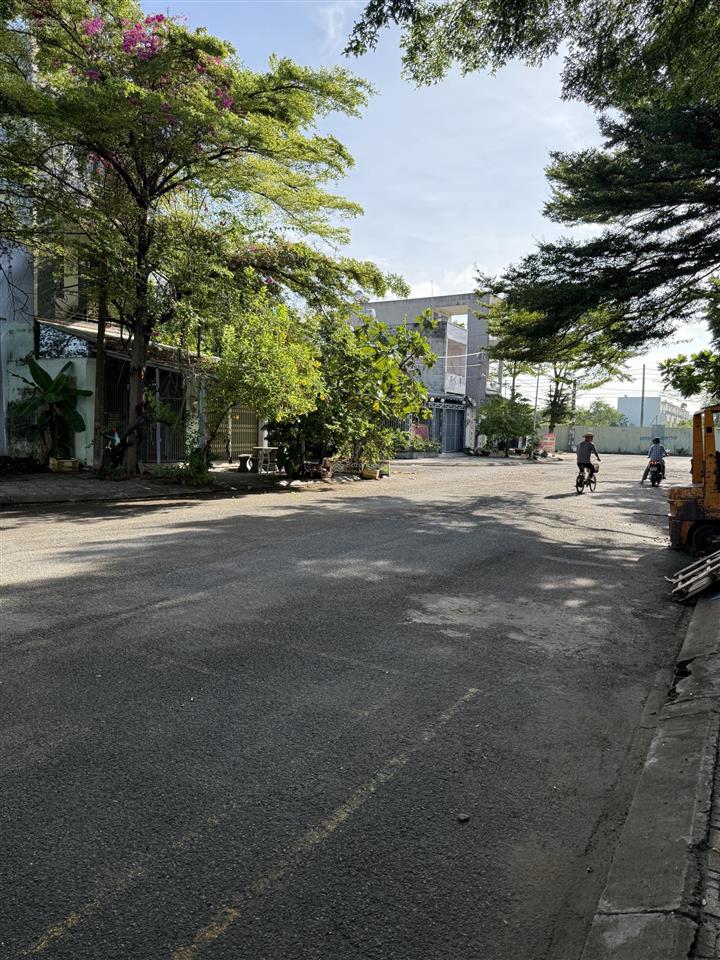 Bán lô đất mặt tiền 20m phú hữu q9