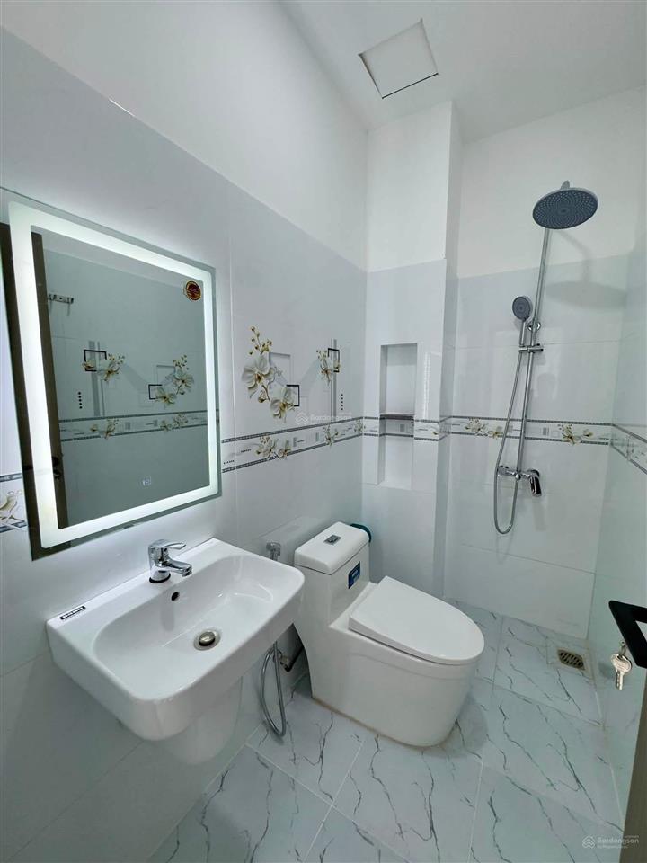 Bán nhà. 1 trệt 3 lầu cách mặt tiền nguyễn duy trinh 20 q2