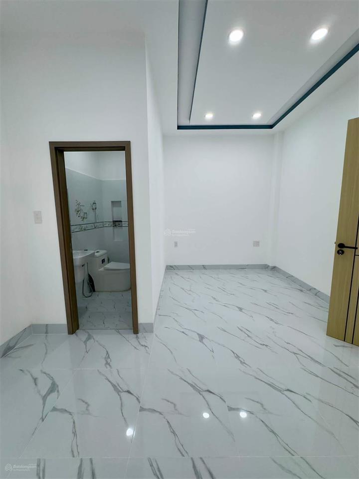 Bán nhà. 1 trệt 3 lầu cách mặt tiền nguyễn duy trinh 20 q2