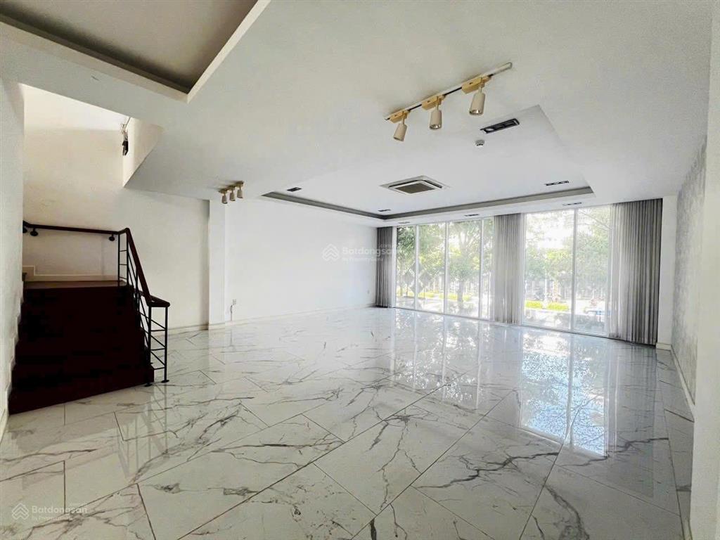 Giá bán tốt shophouse trục chính nguyễn cơ thạch sala diện tích 7x24m, 1 hầm, 4 lầu với 700m2