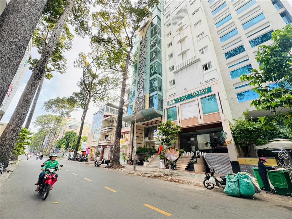 Vị trí kim cương. ngang 31m mặt tiền phạm văn đồng (551m2). xd hầm + 8 tầng. hđt 140tr/m2. 129 tỷ