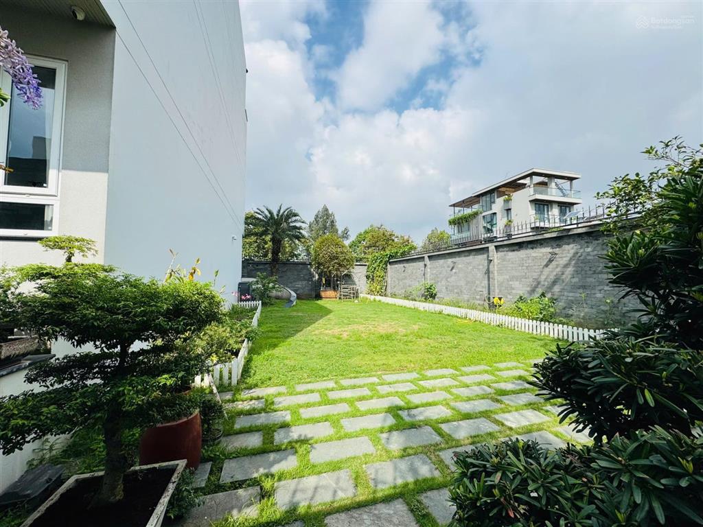 Biệt thự sân vườn view sông sài gòn đường 103, thạnh mỹ lợi, q2. dt 20 x 23.5m (467m2). hầm + 4t