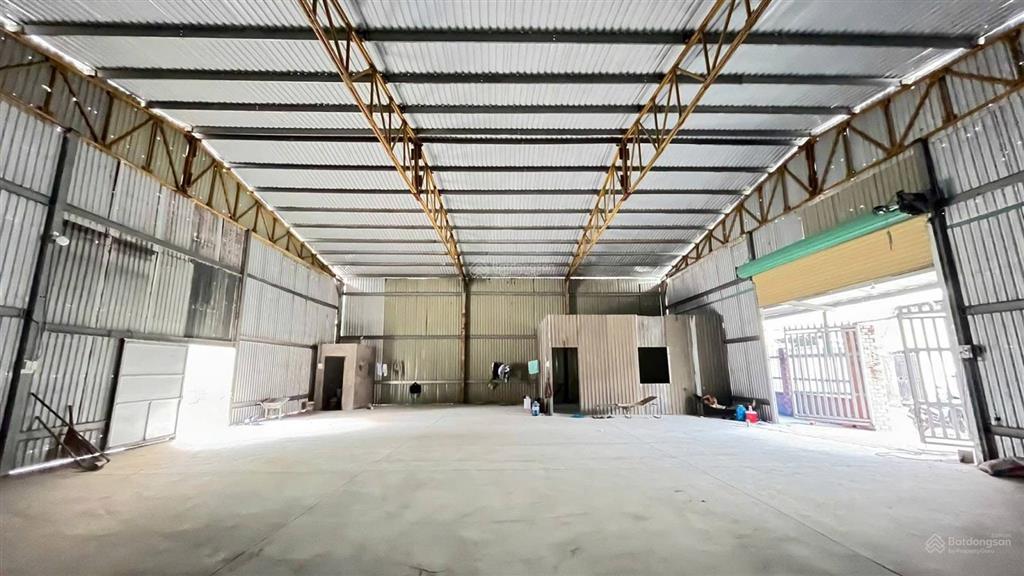 Kho xưởng 700m2 mới làm ngay chợ đầu mối quốc lộ 1a trần cao nền bê tông kiên cố