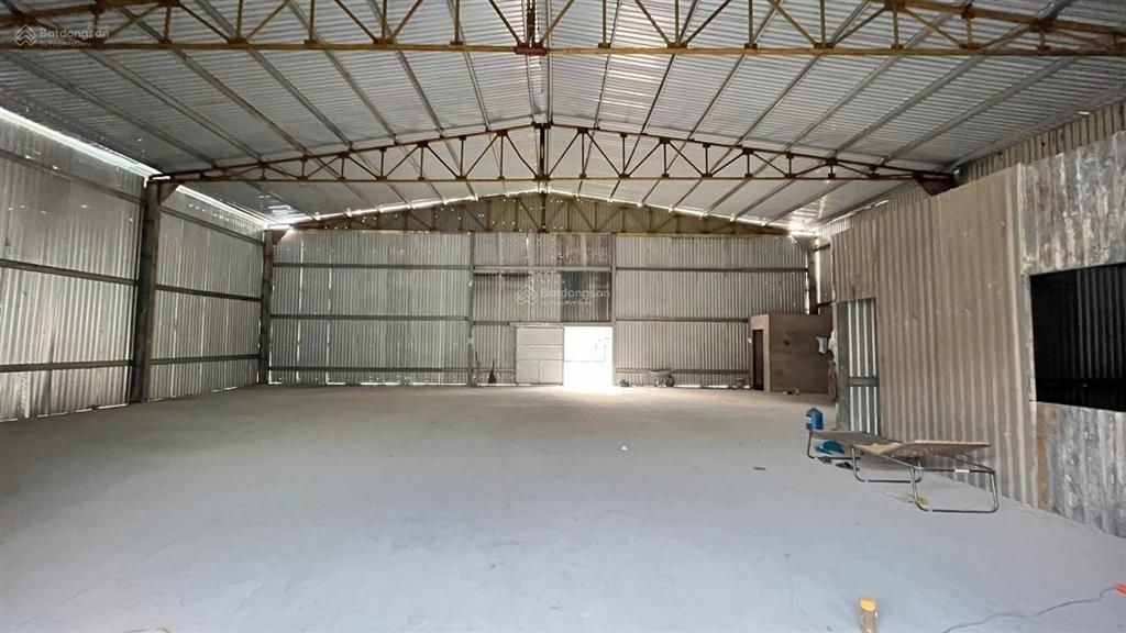 Kho xưởng 700m2 mới làm ngay chợ đầu mối quốc lộ 1a trần cao nền bê tông kiên cố