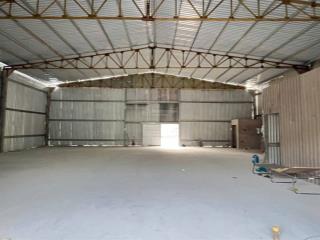 Kho xưởng 700m2 mới làm ngay chợ đầu mối quốc lộ 1a trần cao nền bê tông kiên cố
