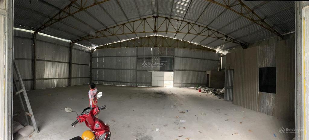Kho xưởng 700m2 mới làm ngay chợ đầu mối quốc lộ 1a trần cao nền bê tông kiên cố