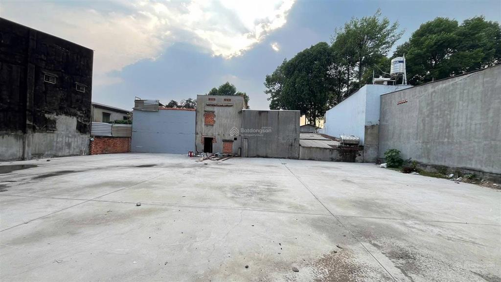Kho xưởng 700m2 mới làm ngay chợ đầu mối quốc lộ 1a trần cao nền bê tông kiên cố