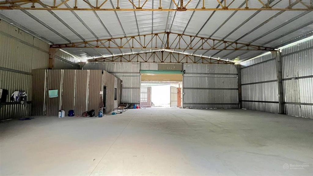 Kho xưởng 700m2 mới làm ngay chợ đầu mối quốc lộ 1a trần cao nền bê tông kiên cố