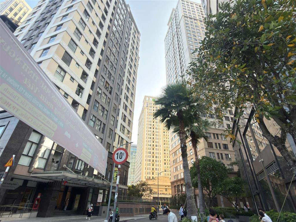 Chính chủ bán căn góc saigon royal 199m2, đang cho highlands thuê, dòng tiền ổn định