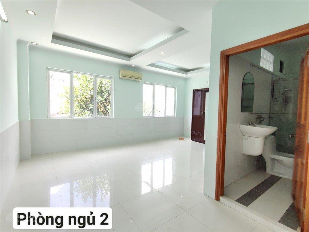 Bán nhà 1 trệt 1 lầu, đường số 5 kdc nam long 1