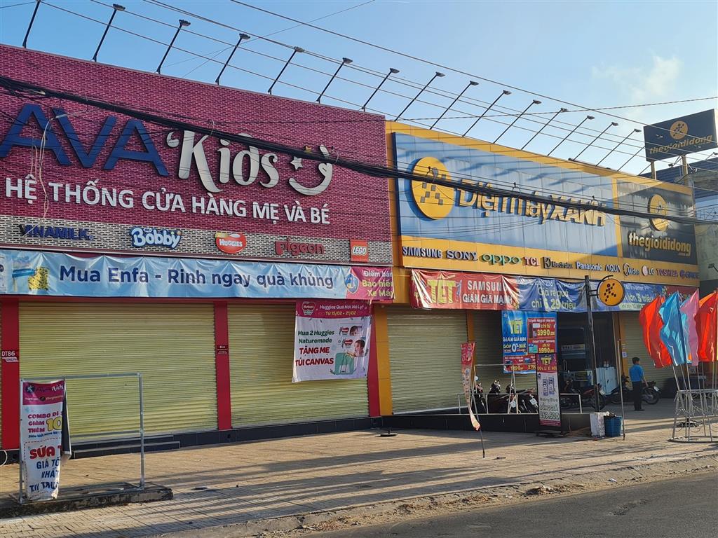 Vị trí đắc địa mt đường huyện lộ 9, cách ngã ba nguyễn trãi vào đúng 4 căn nhà. 15x72m, nở hậu 28m
