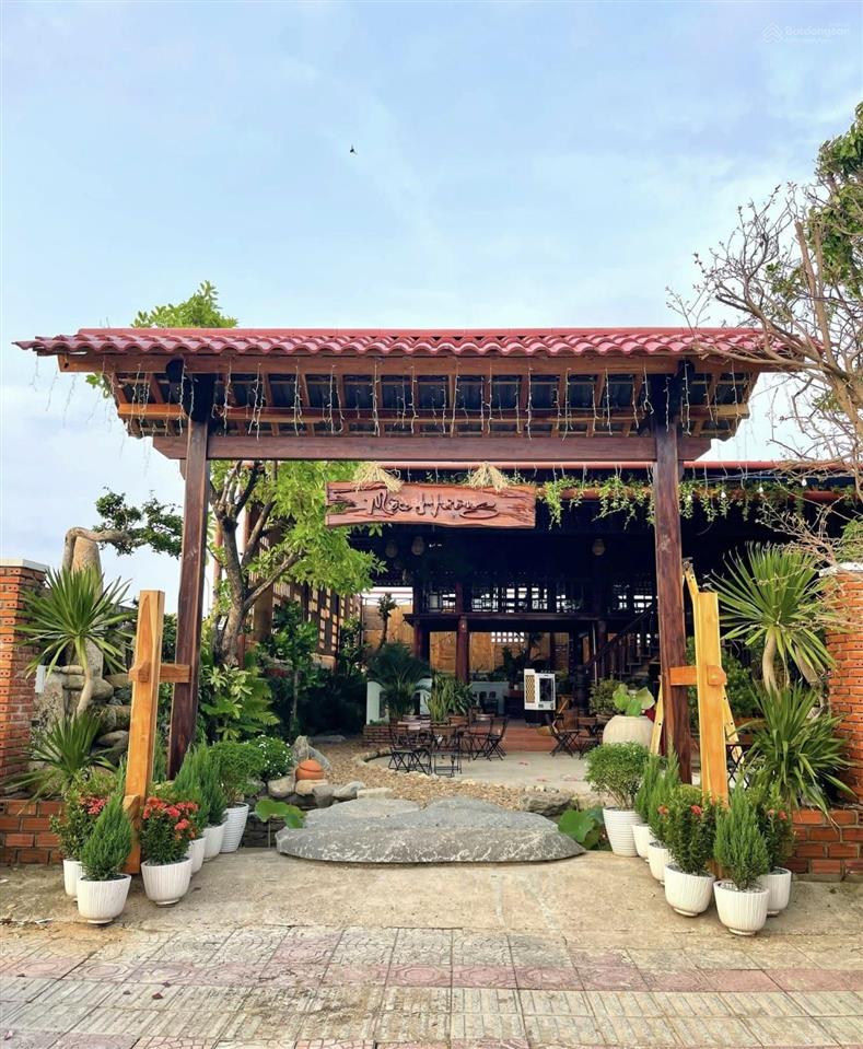 Bán biệt thự 13,xxxtyd đang kinh doanh quán cà phê, có dòng tiền, ngay vị trí đắc địa bậc nhất.