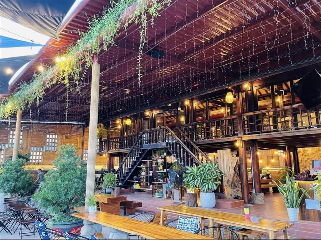 Bán biệt thự 13,xxxtyd đang kinh doanh quán cà phê, có dòng tiền, ngay vị trí đắc địa bậc nhất.