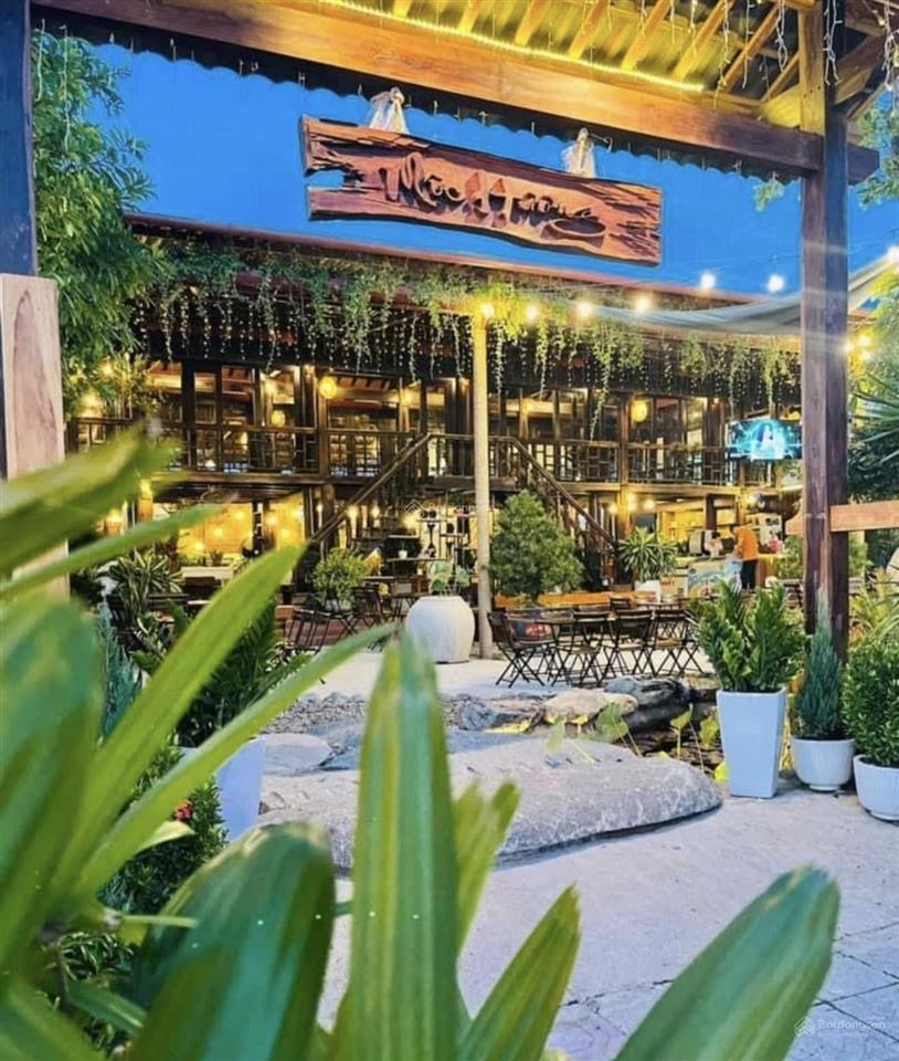 Bán biệt thự 13,xxxtyd đang kinh doanh quán cà phê, có dòng tiền, ngay vị trí đắc địa bậc nhất.