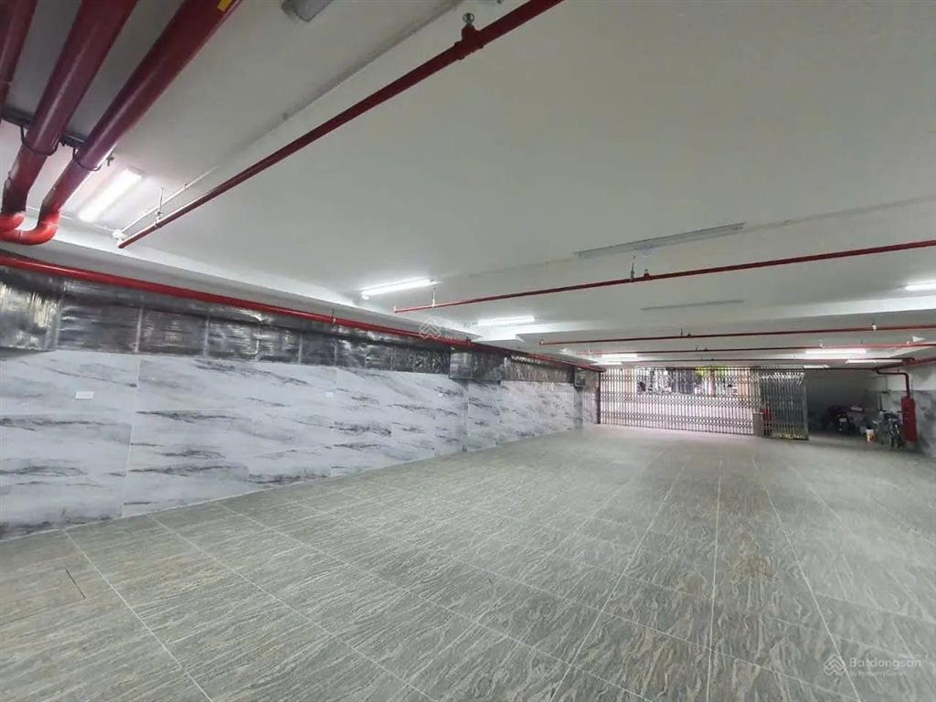 Cho thuê nguyên tòa building 8 tầng nổi 1 tầng hầm, 2 thang máy, 2400m2 sàn, xã đàn 400 triệu.