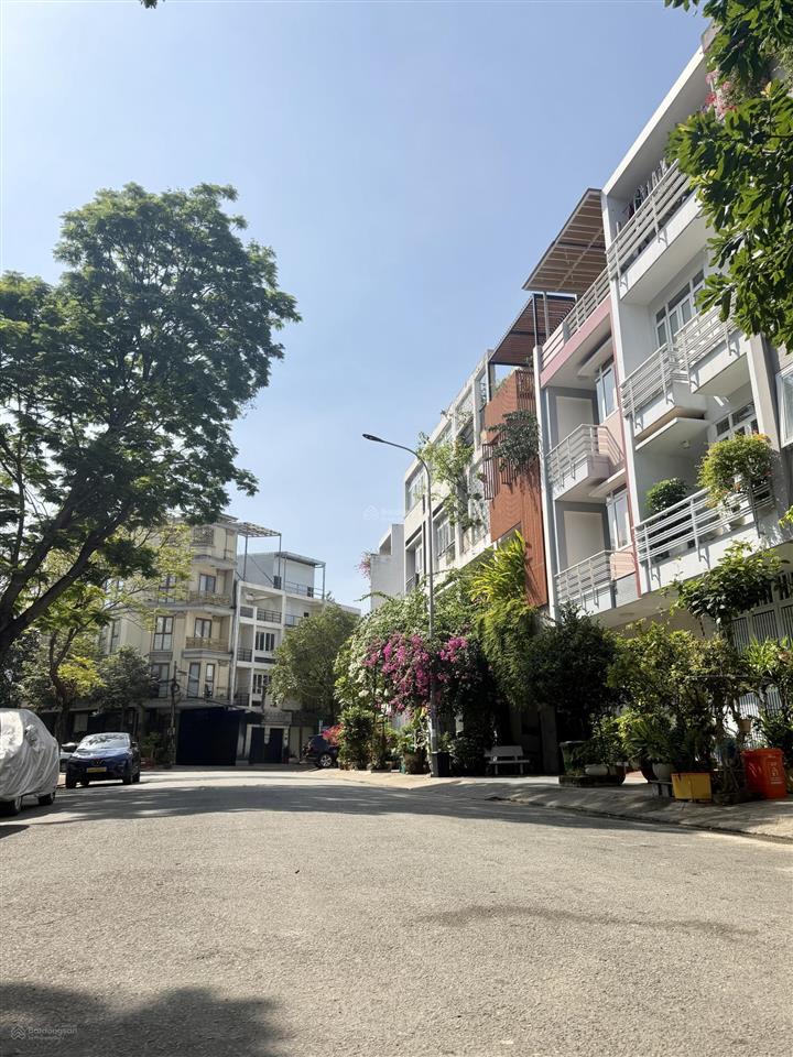 Bán nhà phố 4 tầng 4x20 đường cao đức lân  giá 18.8 tỷ