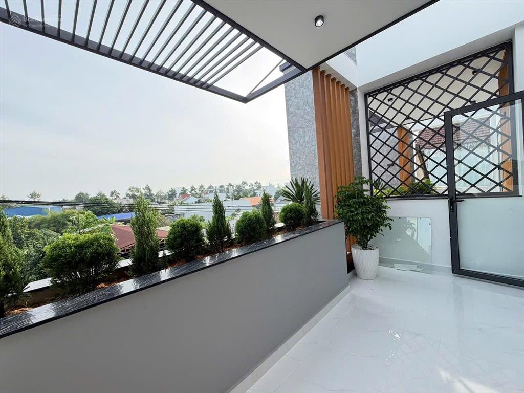 Cho thuê nhà mới 100% 1 trệt 2 lầu đường đx 043 phú mỹ  đối diện kdc hiệp thành 3  thủ dầu một 