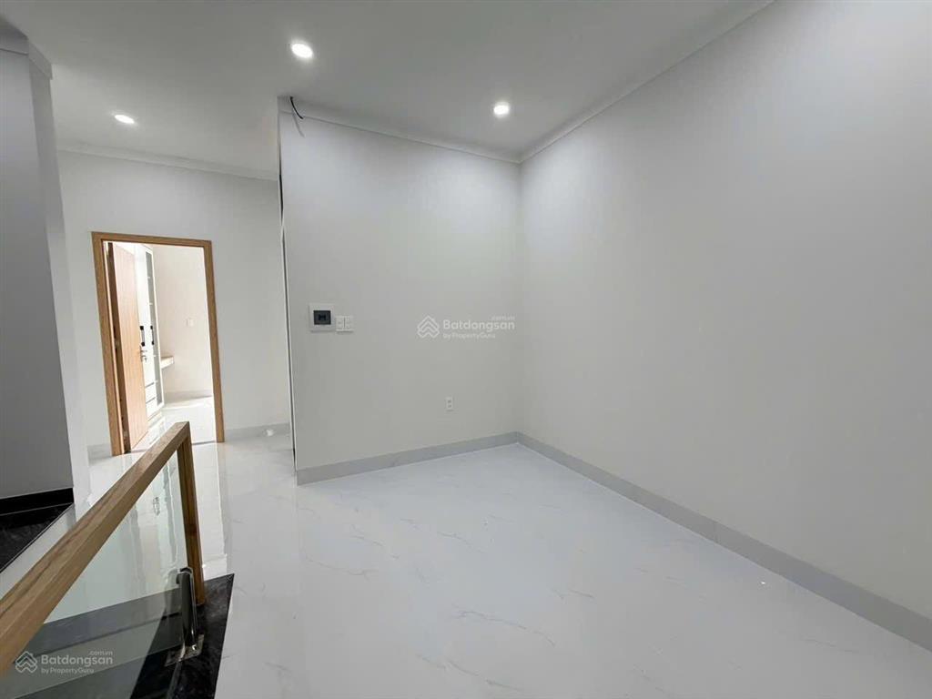 Cho thuê nhà mới 100% 1 trệt 2 lầu đường đx 043 phú mỹ  đối diện kdc hiệp thành 3  thủ dầu một 