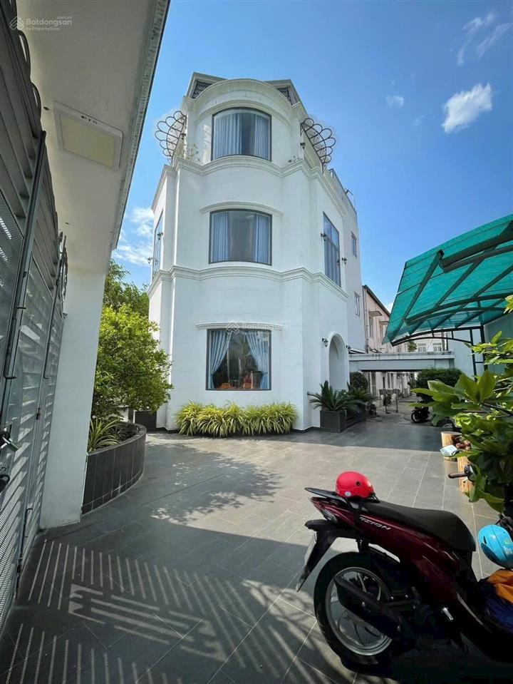 Cho thuê nhà p phú cường  thủ dầu một  sát chợ thủ dầu một  ngã 6  trệt 2 lầu sân ô tô , 3 phò
