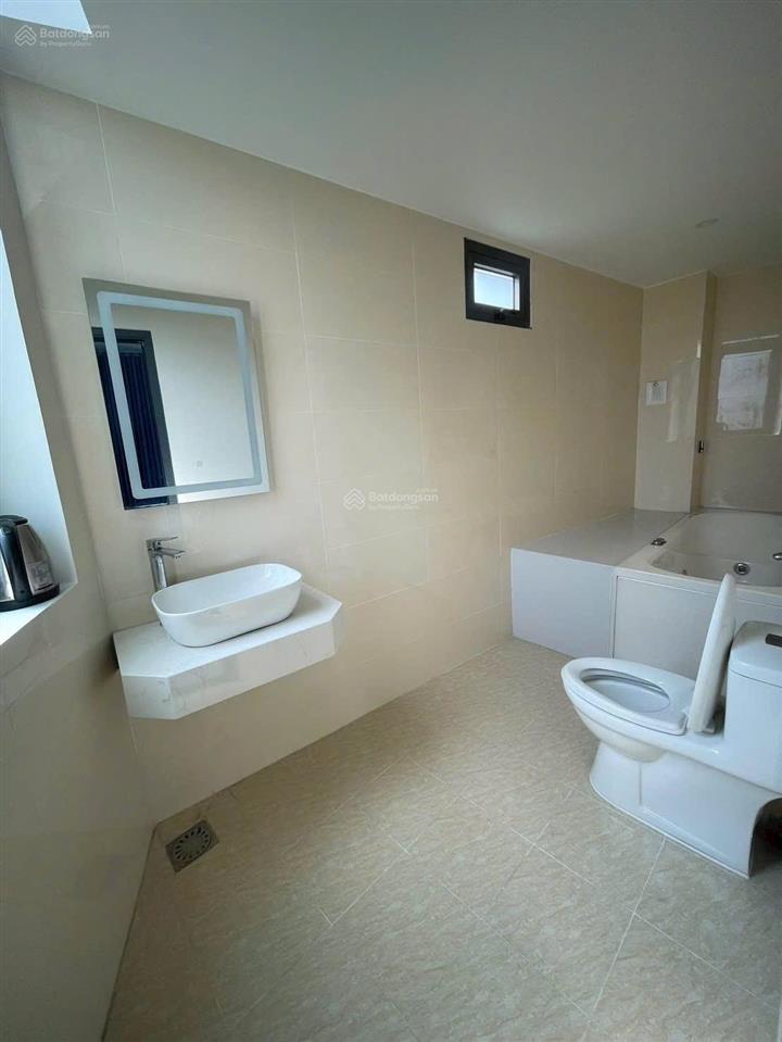 Cho thuê nhà p phú cường  thủ dầu một  sát chợ thủ dầu một  ngã 6  trệt 2 lầu sân ô tô , 3 phò