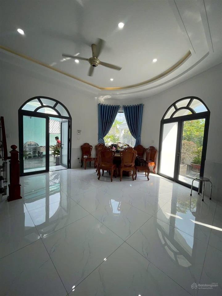 Cho thuê nhà p phú cường  thủ dầu một  sát chợ thủ dầu một  ngã 6  trệt 2 lầu sân ô tô , 3 phò