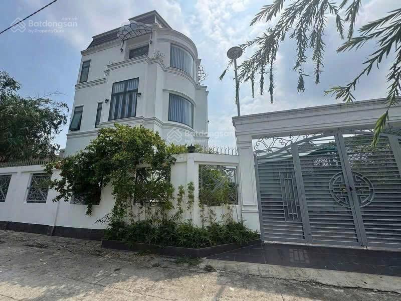 Cho thuê nhà p phú cường  thủ dầu một  sát chợ thủ dầu một  ngã 6  trệt 2 lầu sân ô tô , 3 phò