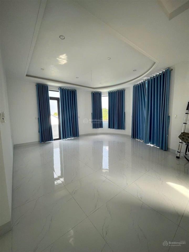 Cho thuê nhà p phú cường  thủ dầu một  sát chợ thủ dầu một  ngã 6  trệt 2 lầu sân ô tô , 3 phò