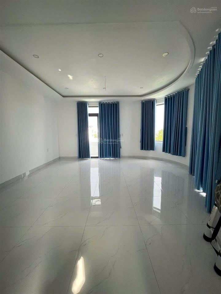 Cho thuê nhà p phú cường  thủ dầu một  sát chợ thủ dầu một  ngã 6  trệt 2 lầu sân ô tô , 3 phò