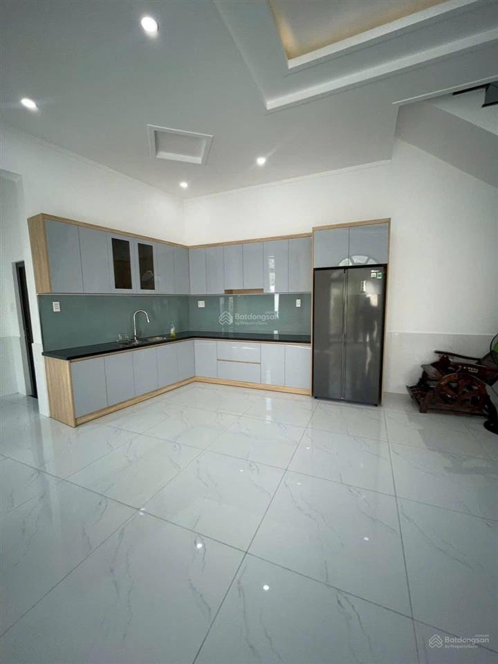 Cho thuê nhà p phú cường  thủ dầu một  sát chợ thủ dầu một  ngã 6  trệt 2 lầu sân ô tô , 3 phò