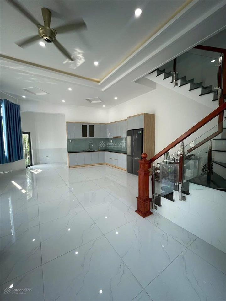 Cho thuê nhà p phú cường  thủ dầu một  sát chợ thủ dầu một  ngã 6  trệt 2 lầu sân ô tô , 3 phò