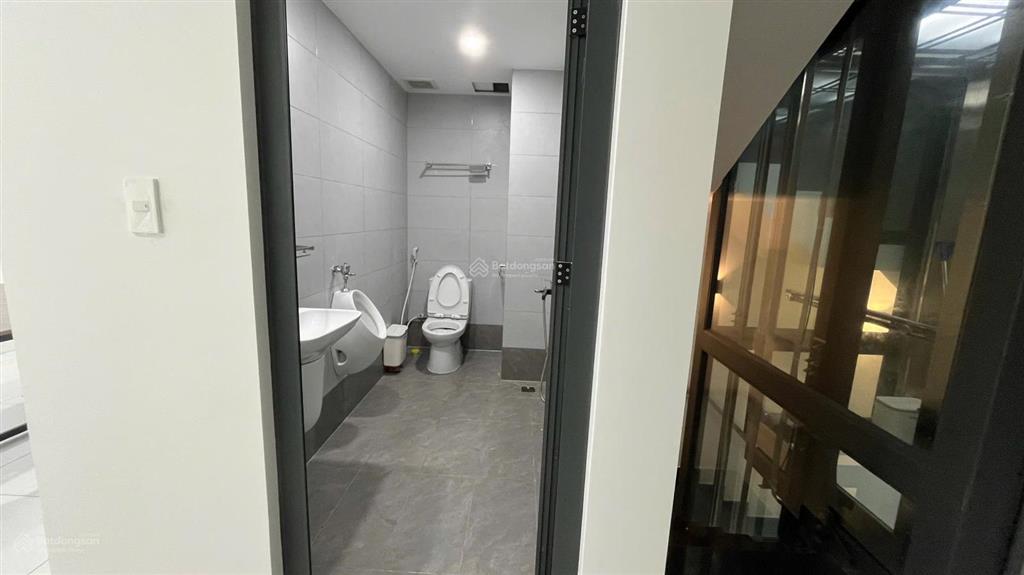 Cho thuê nhà mt hoàng hoa thám  căn hiếm có có thang máy dt 5*20m, 1 trệt 1 lửng 2 lầu, gồm 6p