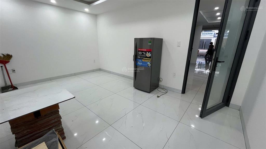 Cho thuê nhà mt hoàng hoa thám  căn hiếm có có thang máy dt 5*20m, 1 trệt 1 lửng 2 lầu, gồm 6p