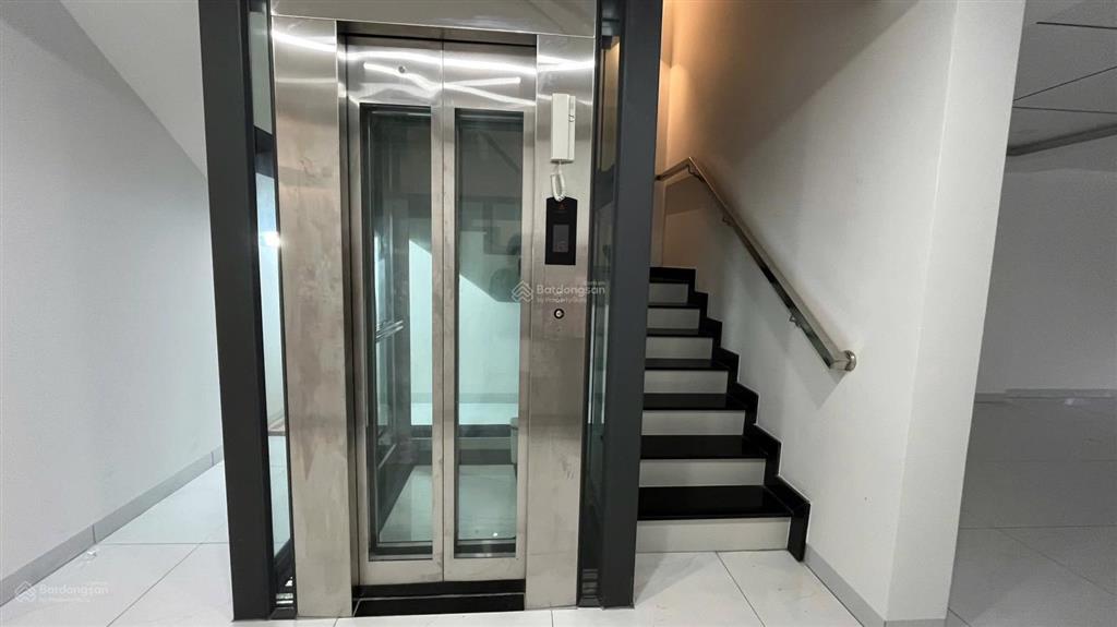 Cho thuê nhà mt hoàng hoa thám  căn hiếm có có thang máy dt 5*20m, 1 trệt 1 lửng 2 lầu, gồm 6p