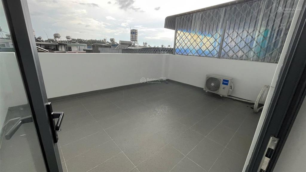 Cho thuê nhà mt hoàng hoa thám  căn hiếm có có thang máy dt 5*20m, 1 trệt 1 lửng 2 lầu, gồm 6p