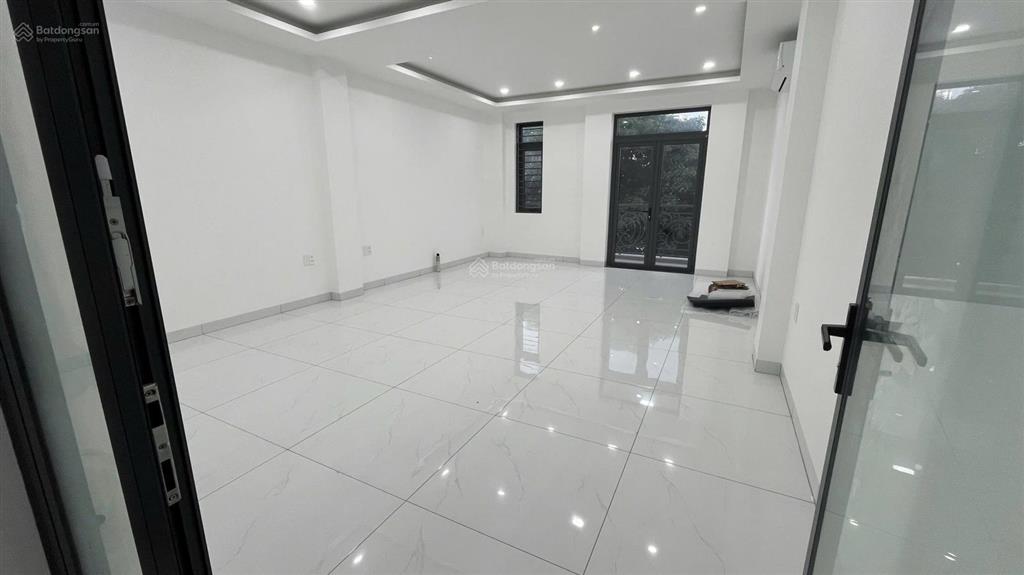 Cho thuê nhà mt hoàng hoa thám  căn hiếm có có thang máy dt 5*20m, 1 trệt 1 lửng 2 lầu, gồm 6p
