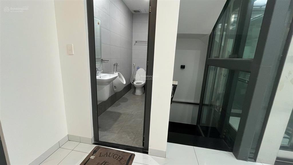 Cho thuê nhà mt hoàng hoa thám  căn hiếm có có thang máy dt 5*20m, 1 trệt 1 lửng 2 lầu, gồm 6p